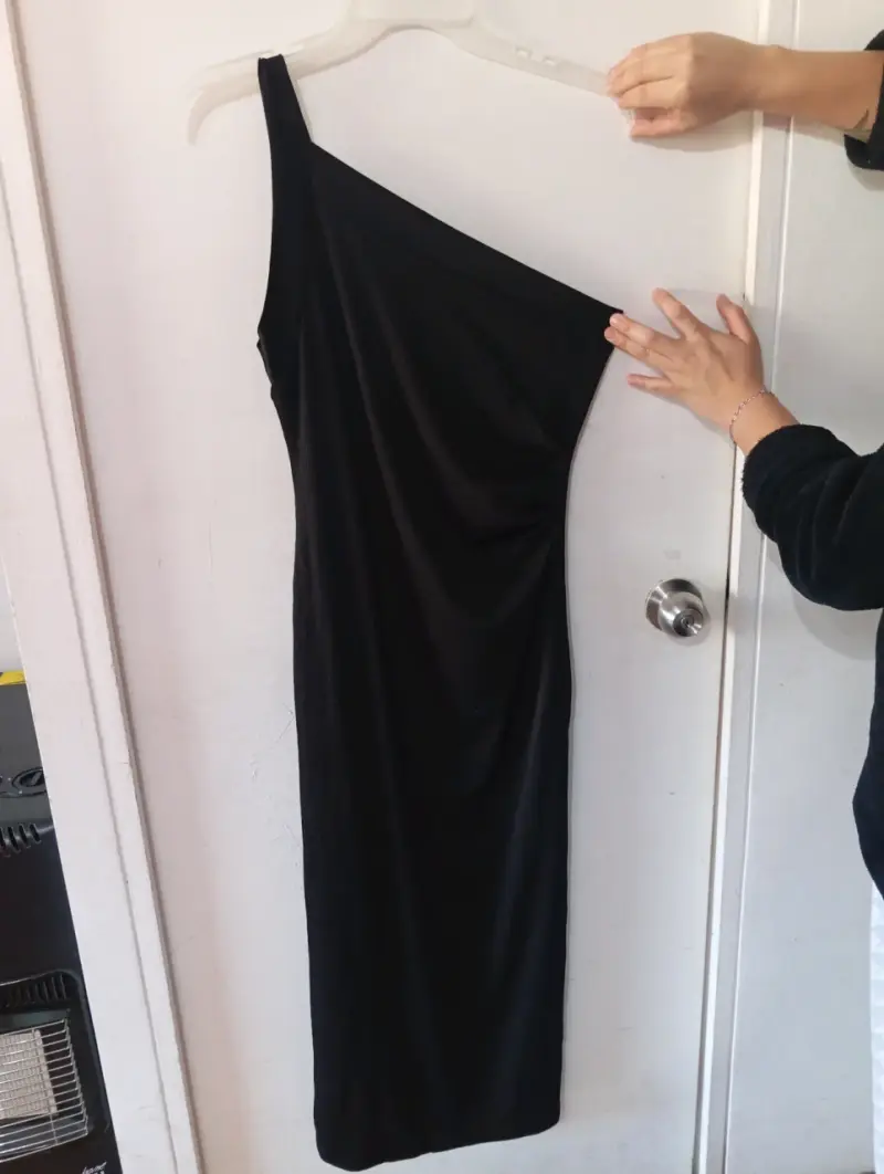 Vestido negro de un hombro