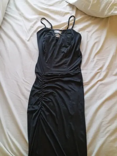 Vestido negro con tirantes - miniatura 1