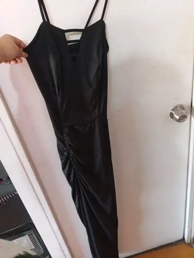 Vestido negro con tirantes - miniatura 2
