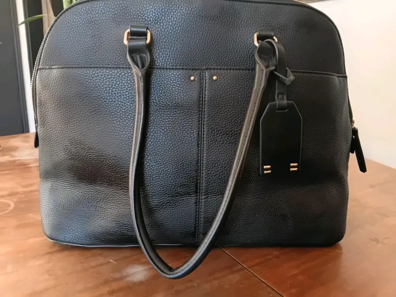 Cartera negra liviana cómoda - 1