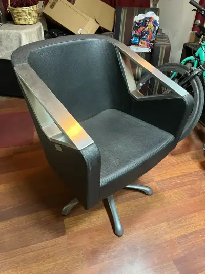 Sillón negro con brazos metálicos - miniatura 1