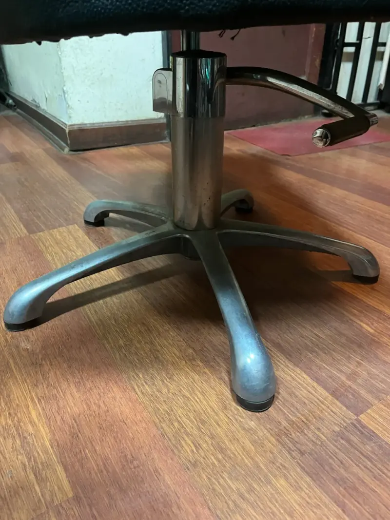 Sillón negro con brazos metálicos - 4