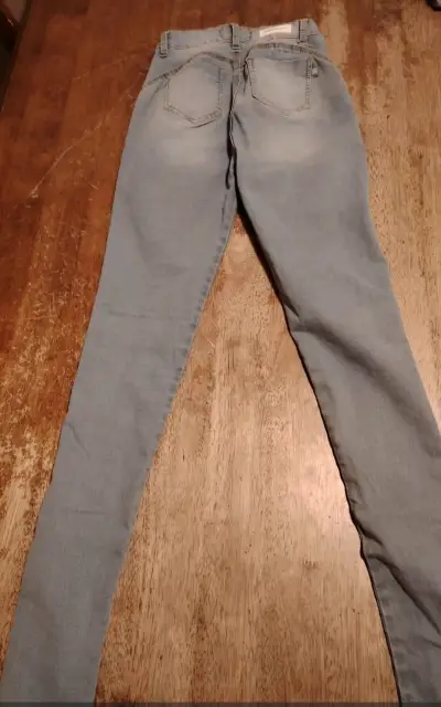 Jeans azul cielo con botones - miniatura 3