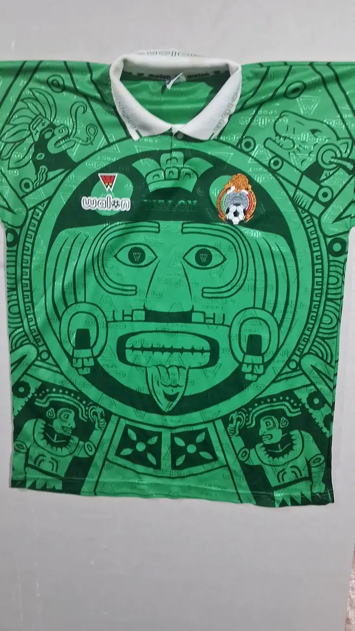 Polera fútbol verde con diseño azteca - 1