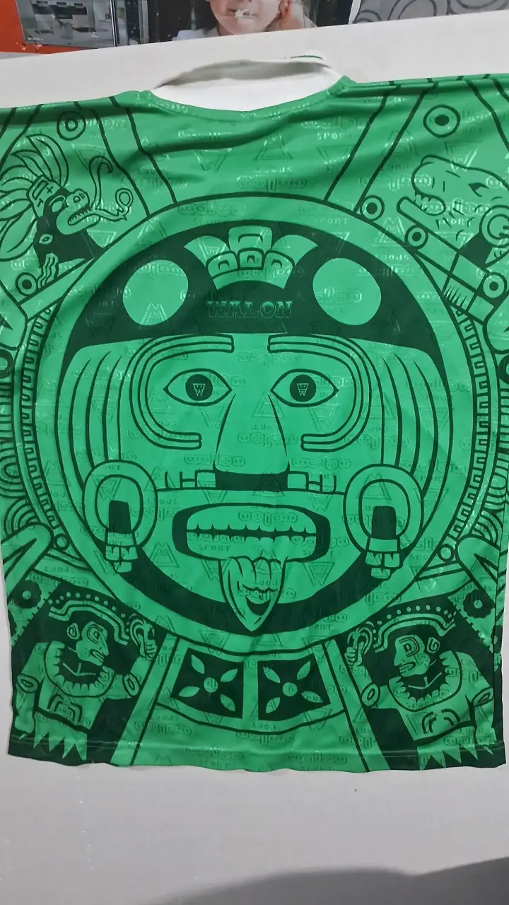 Polera fútbol verde con diseño azteca - 3