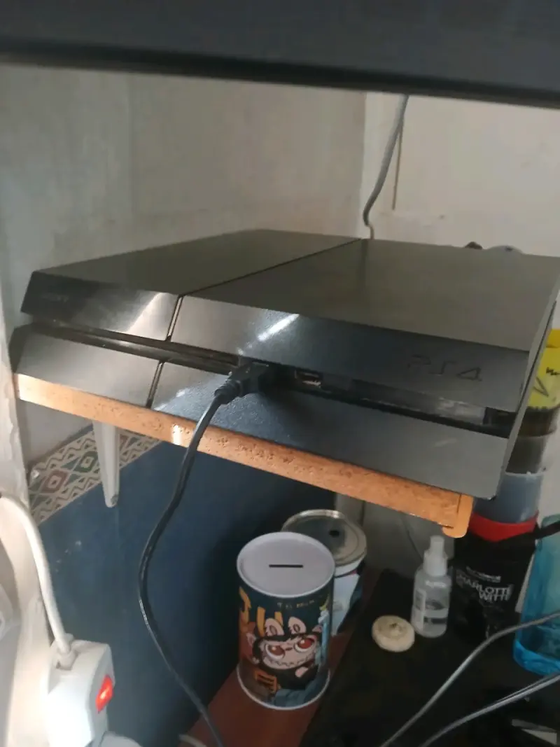 Consola PS4 negra en buen estado - 1
