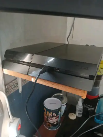 Consola PS4 negra en buen estado - miniatura 1