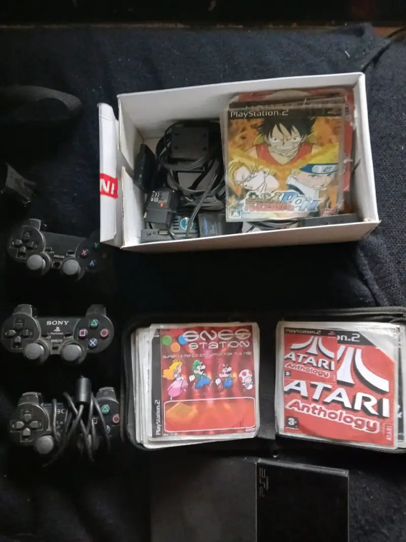 Consola PS2 con juegos y controles - 1