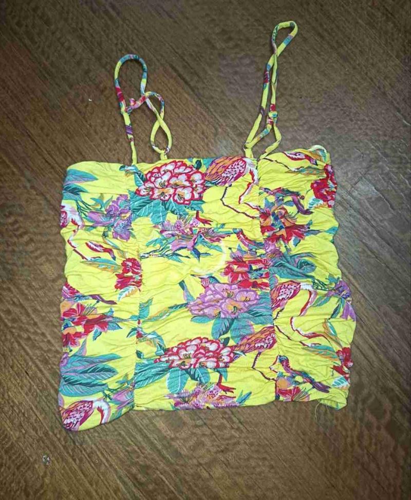Top amarillo con estampado floral