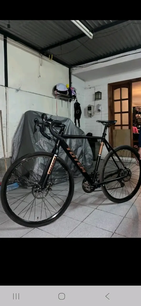 Bicicleta Totem de carretera negra