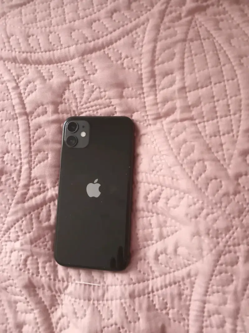 iPhone 11 negro en buen estado - 1