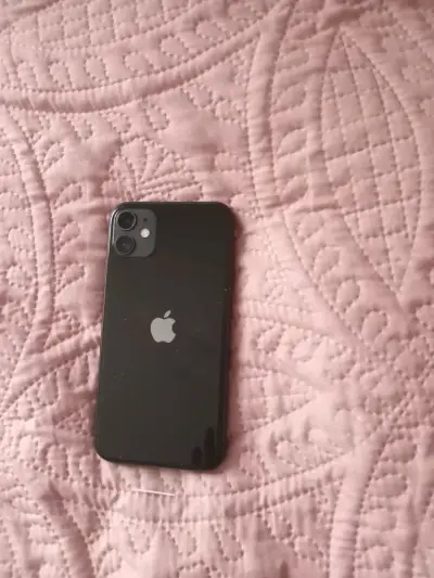 iPhone 11 negro en buen estado - miniatura 1