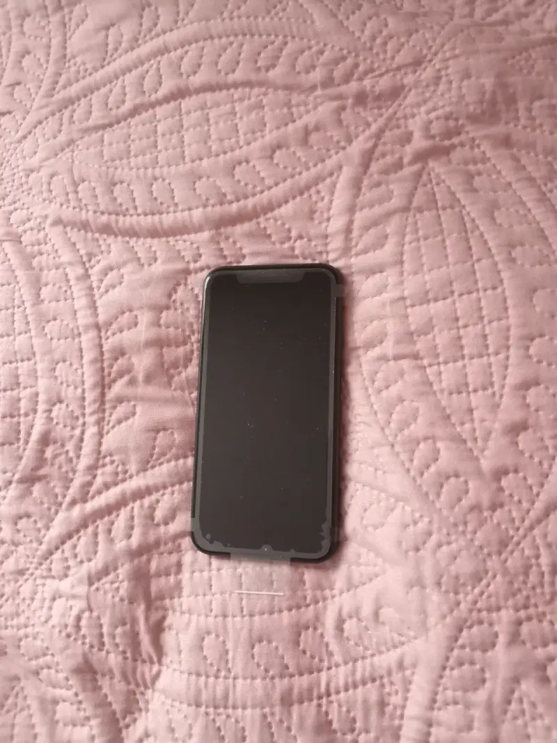 iPhone 11 negro en buen estado - 2