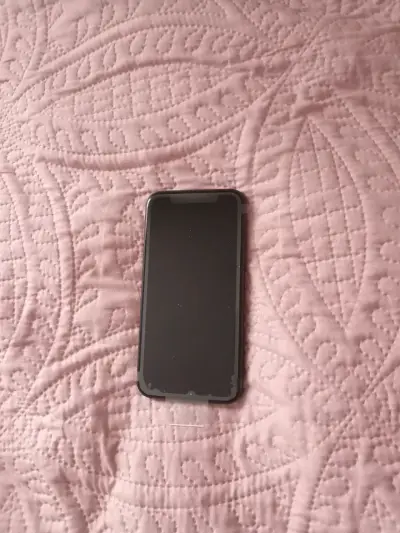 iPhone 11 negro en buen estado - miniatura 2