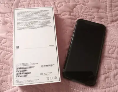 iPhone 11 negro en buen estado - miniatura 4