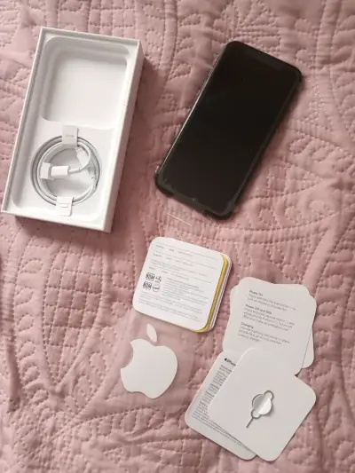 iPhone 11 negro en buen estado - miniatura 5