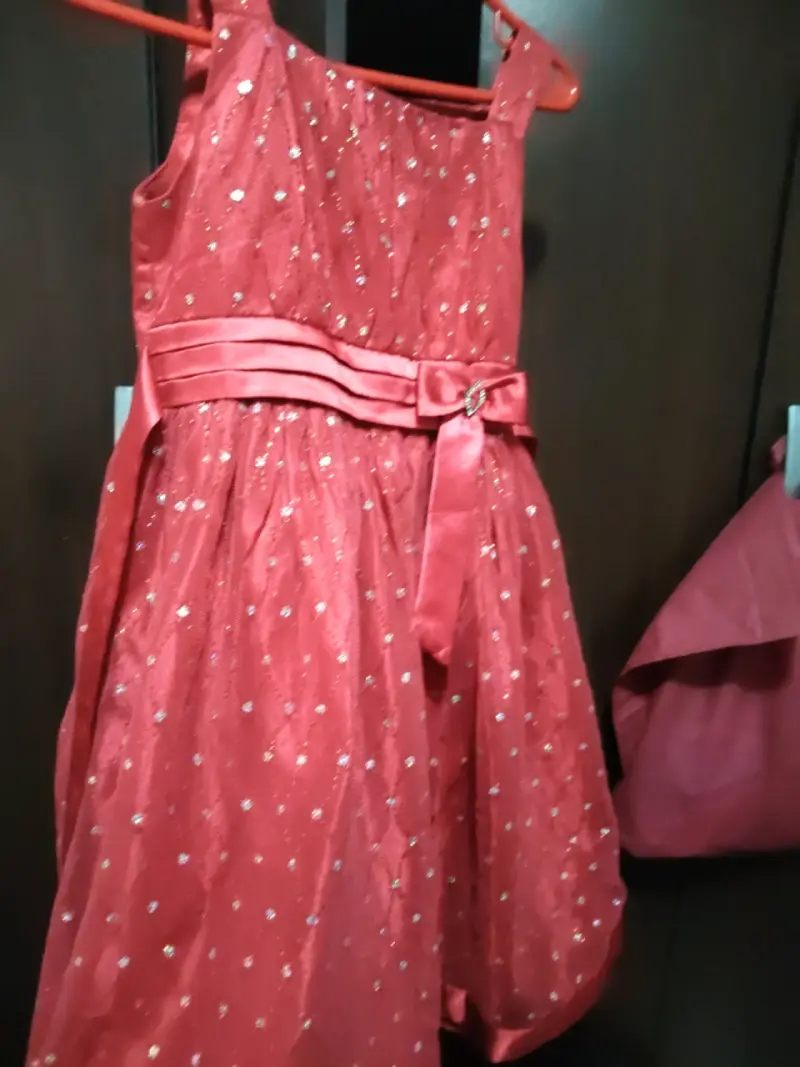 Vestido rojo con brillo para niña