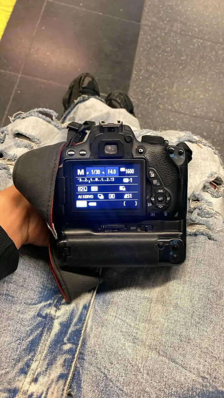 Cámara réflex T5i y grip - 1