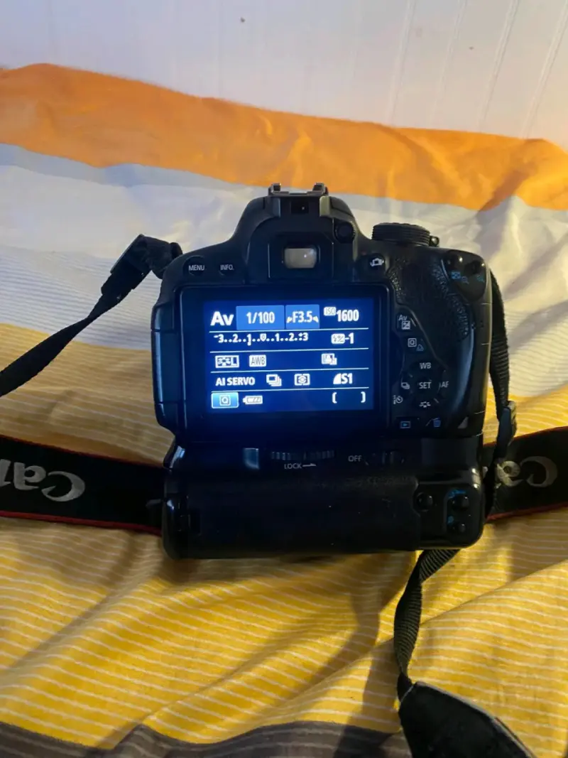 Cámara réflex T5i y grip - 2
