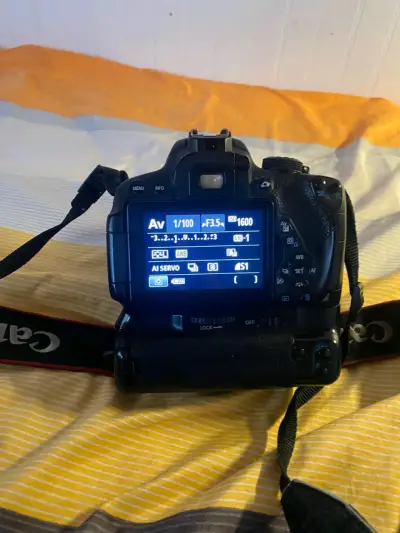 Cámara réflex T5i y grip - miniatura 2
