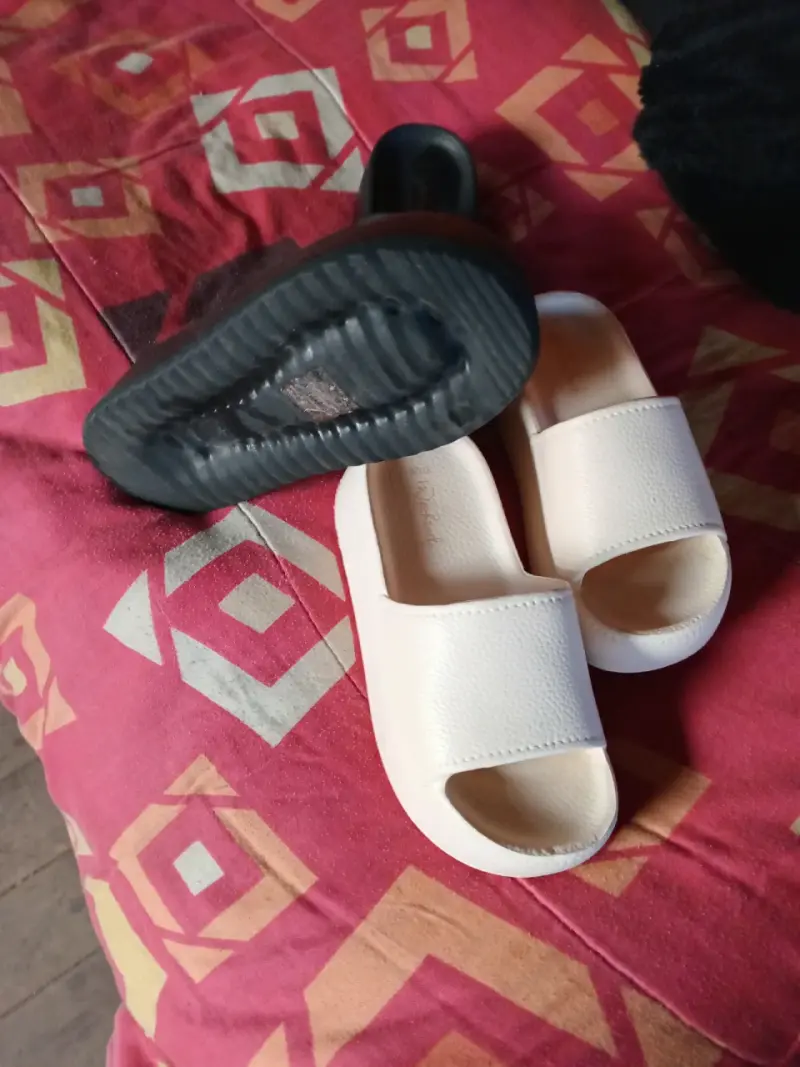 Sandalias blancas sin talón