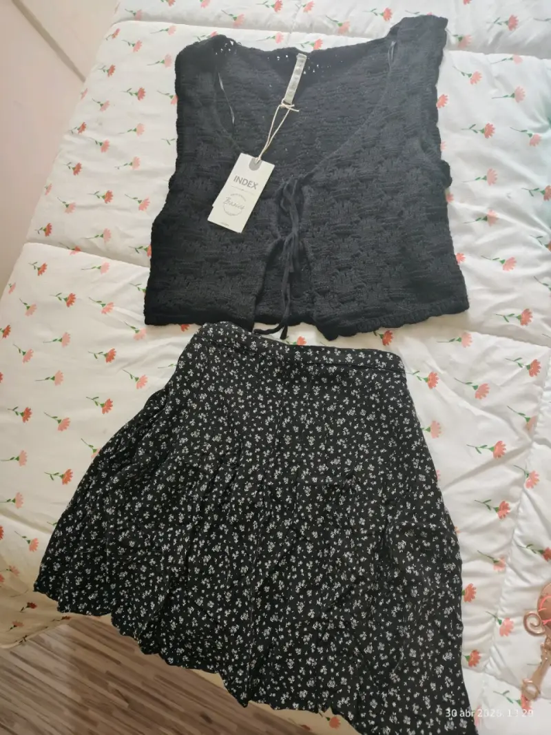 Conjunto blusa y falda negra - 1