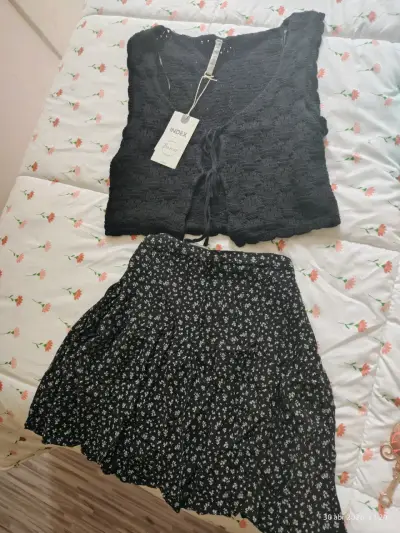 Conjunto blusa y falda negra - miniatura 1