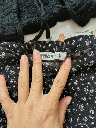 Conjunto blusa y falda negra - miniatura 2
