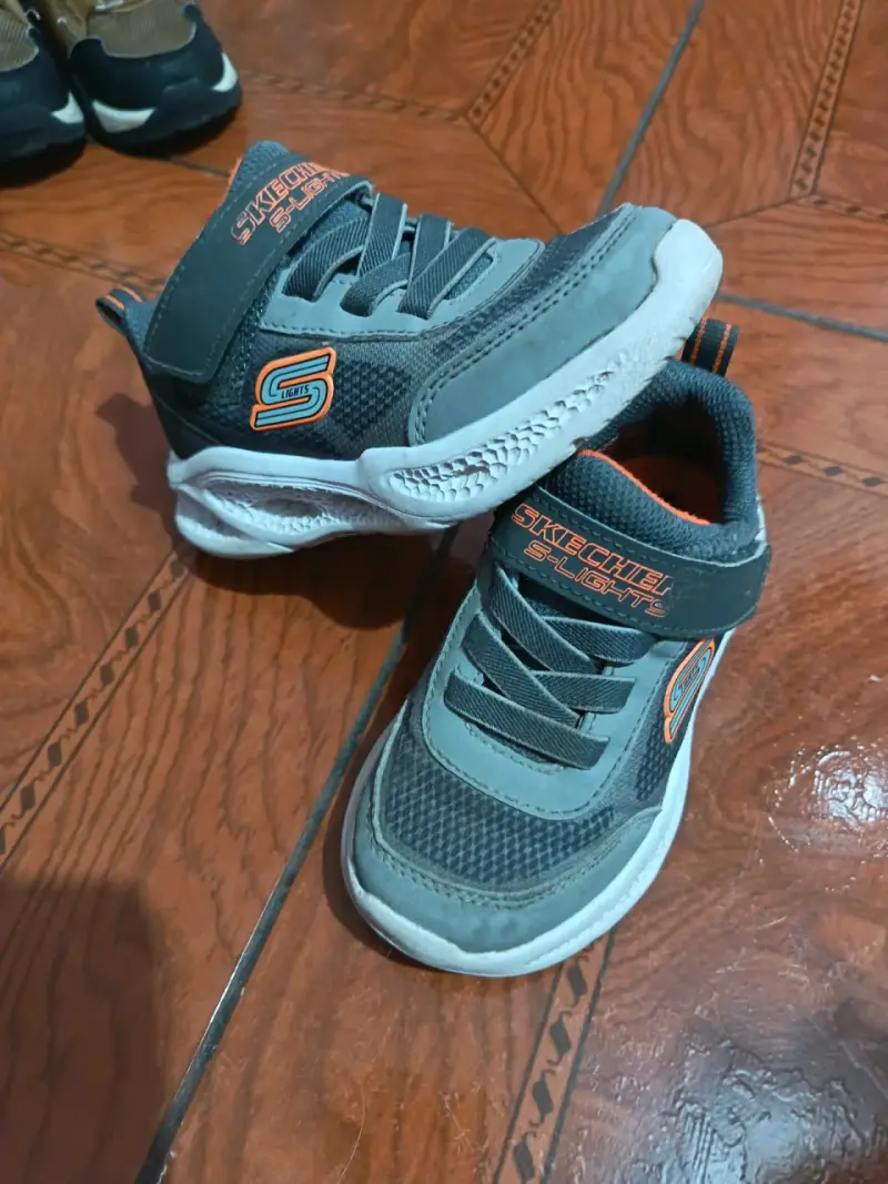 Zapatillas infantiles Sketchers grises - 1