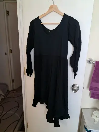 Vestido negro largo con mangas - miniatura 1