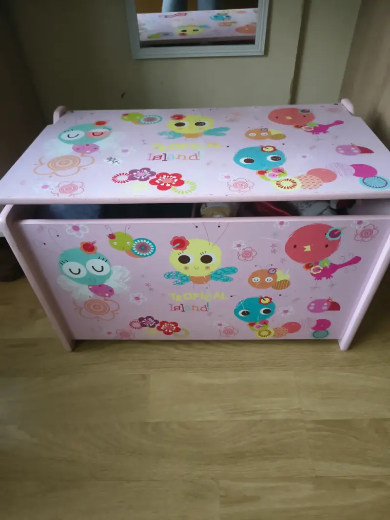 Baúl infantil de madera decorado