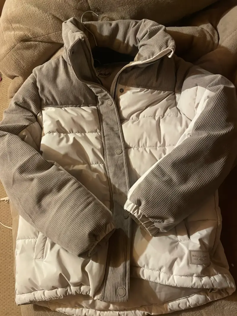 Chaqueta acolchada blanca y gris