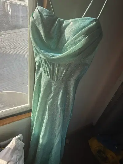 Vestido de gala verde brillante - miniatura 1