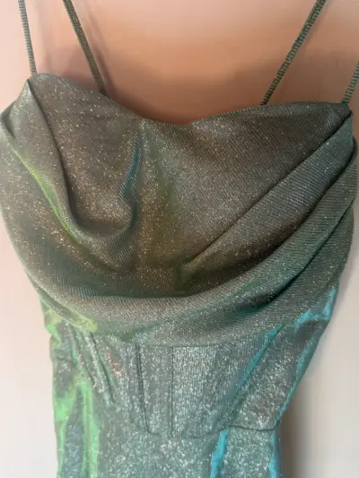 Vestido de gala verde brillante - miniatura 2