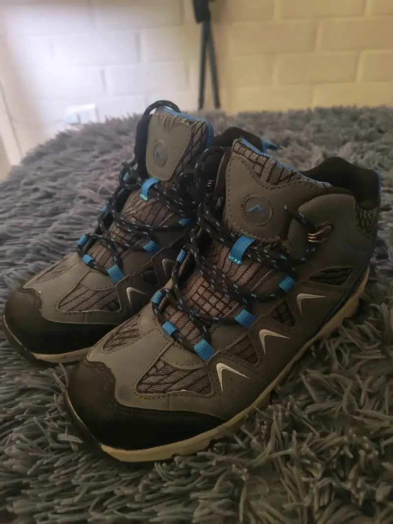 Botas de montaña gris y azul