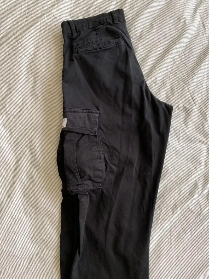 Pantalón cargo negro y beige hombre y camisa jeans - 1
