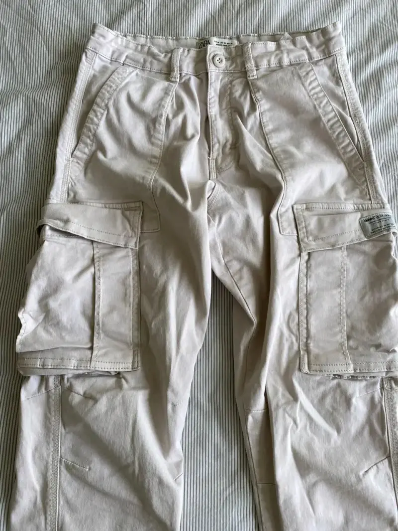 Pantalón cargo negro y beige hombre y camisa jeans - 2
