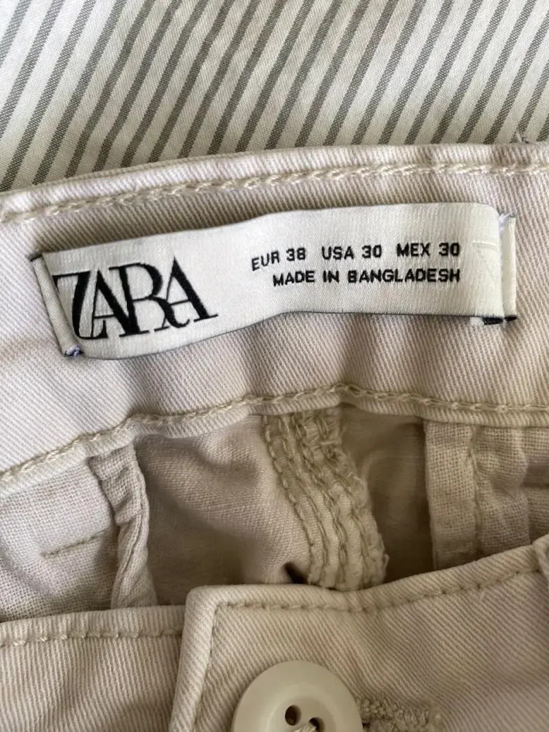 Pantalón cargo negro y beige hombre y camisa jeans - 3