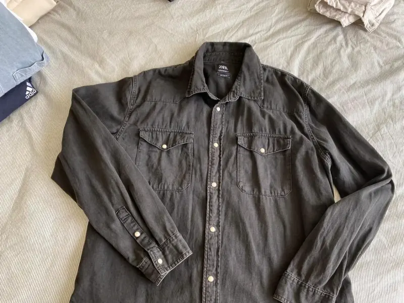 Pantalón cargo negro y beige hombre y camisa jeans - 4