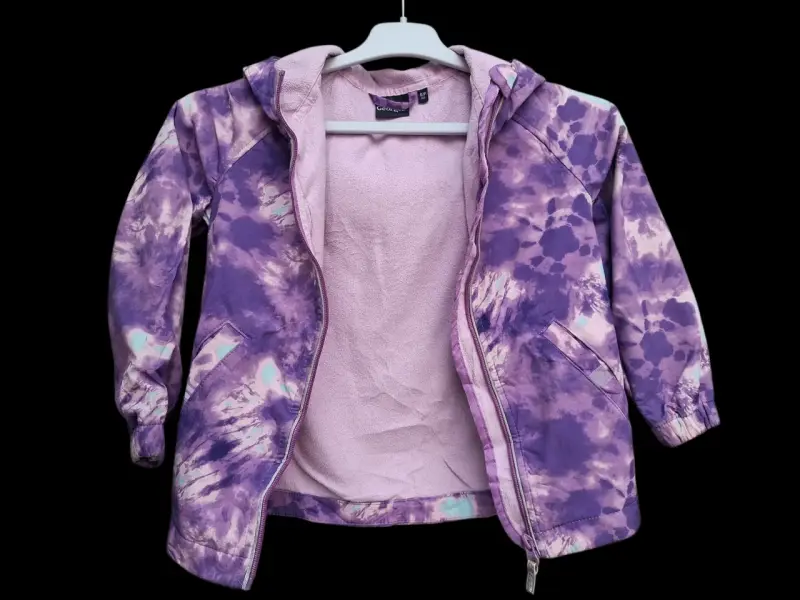 Chaqueta morada con capucha tie-dye