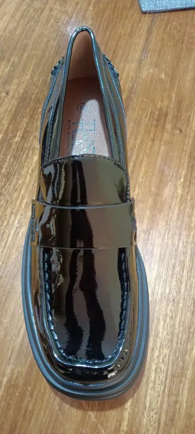 Zapato de cuero negro brillante - miniatura 1