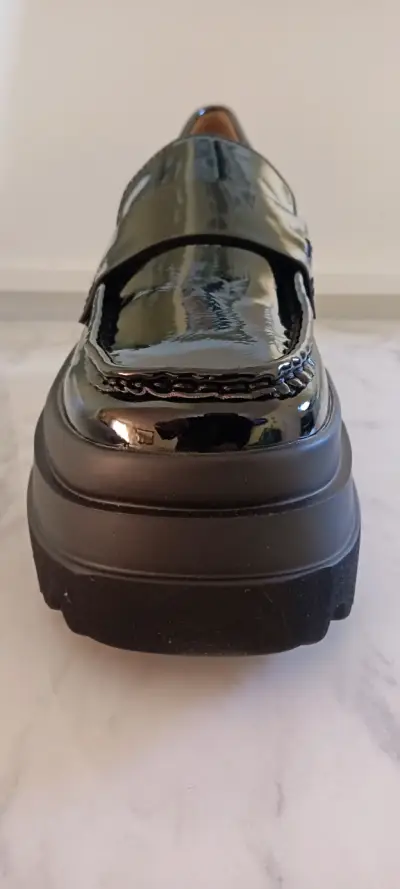 Zapato de cuero negro brillante - miniatura 2