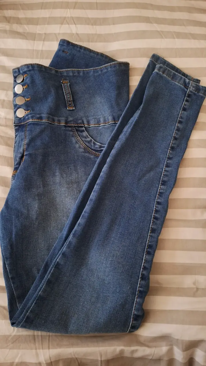 Jeans azul con botones decorativos