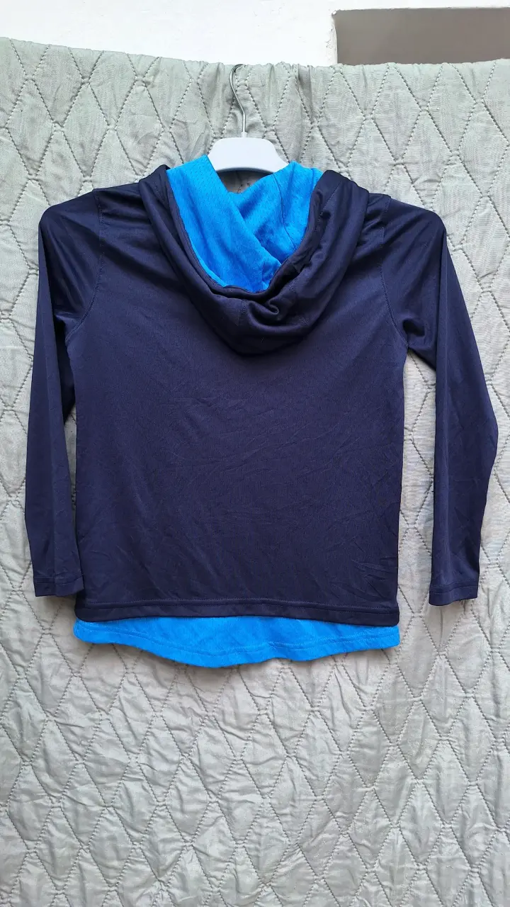 Polera deportiva azul con capucha - 2