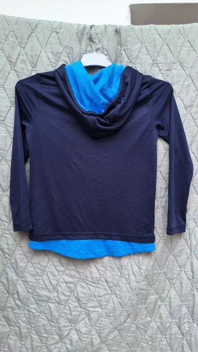 Polera deportiva azul con capucha - miniatura 2