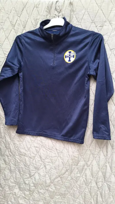 Camiseta deportiva azul con logo - miniatura 2