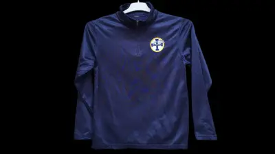 Camiseta deportiva azul con logo - miniatura 1