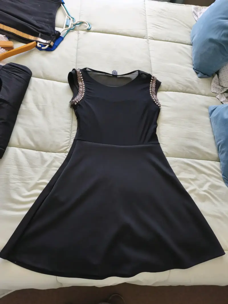 Vestido negro con detalles dorados - 2