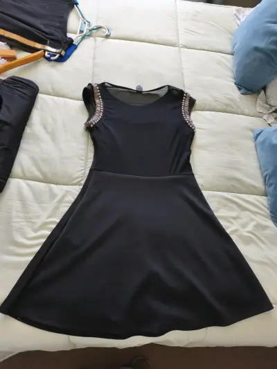 Vestido negro con detalles dorados - miniatura 2