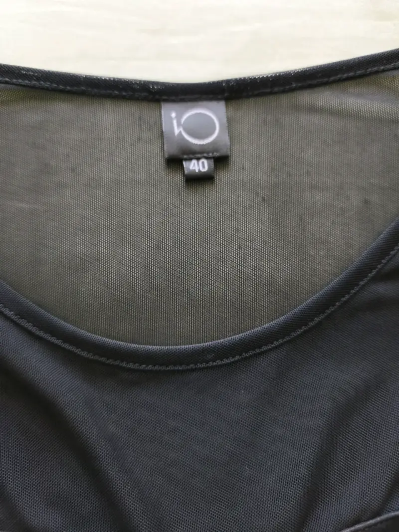 Vestido negro con detalles dorados - 3